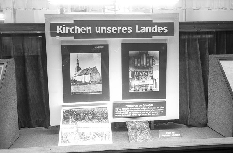 File:Fensterausstellung "Kirchen unseres Landes" der Kieler Nachrichten (KN) (Kiel 50.746).jpg